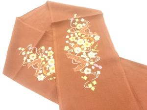 未使用品　縮緬地枝花模様刺繍半衿